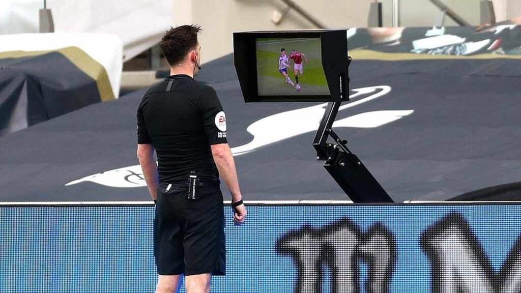 VAR được sử dụng trong một số tình huống